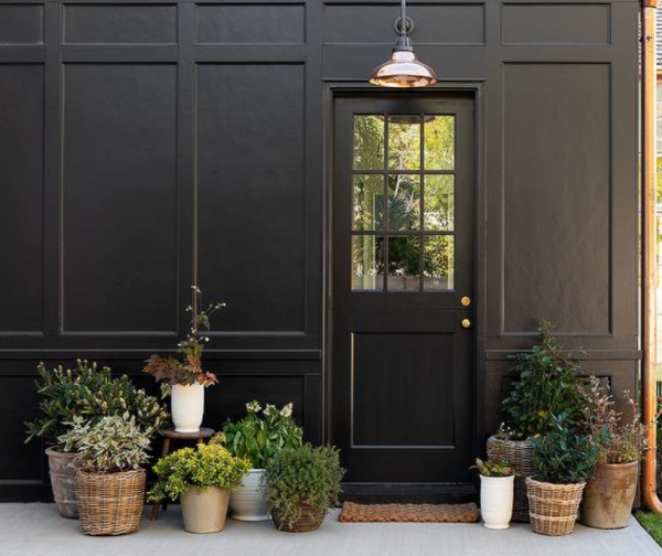 Pintu Utama Berwarna Gelap dengan Hiasan Kaca Leleh